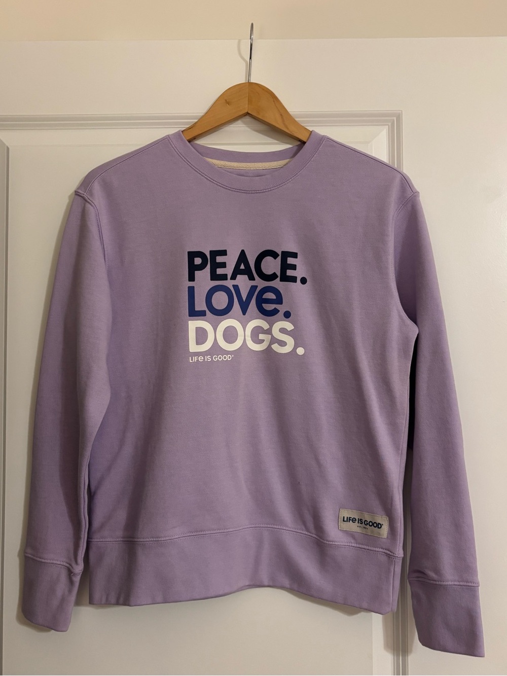 Life is Good Womenโs Small Purple โPeace Love Dogsโ Crewneck Sweatshirt